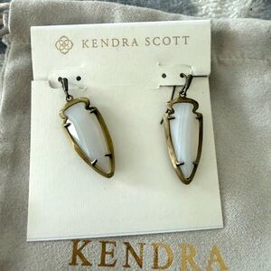 BNWT Kendra Scott Skylar arrowhead earrings